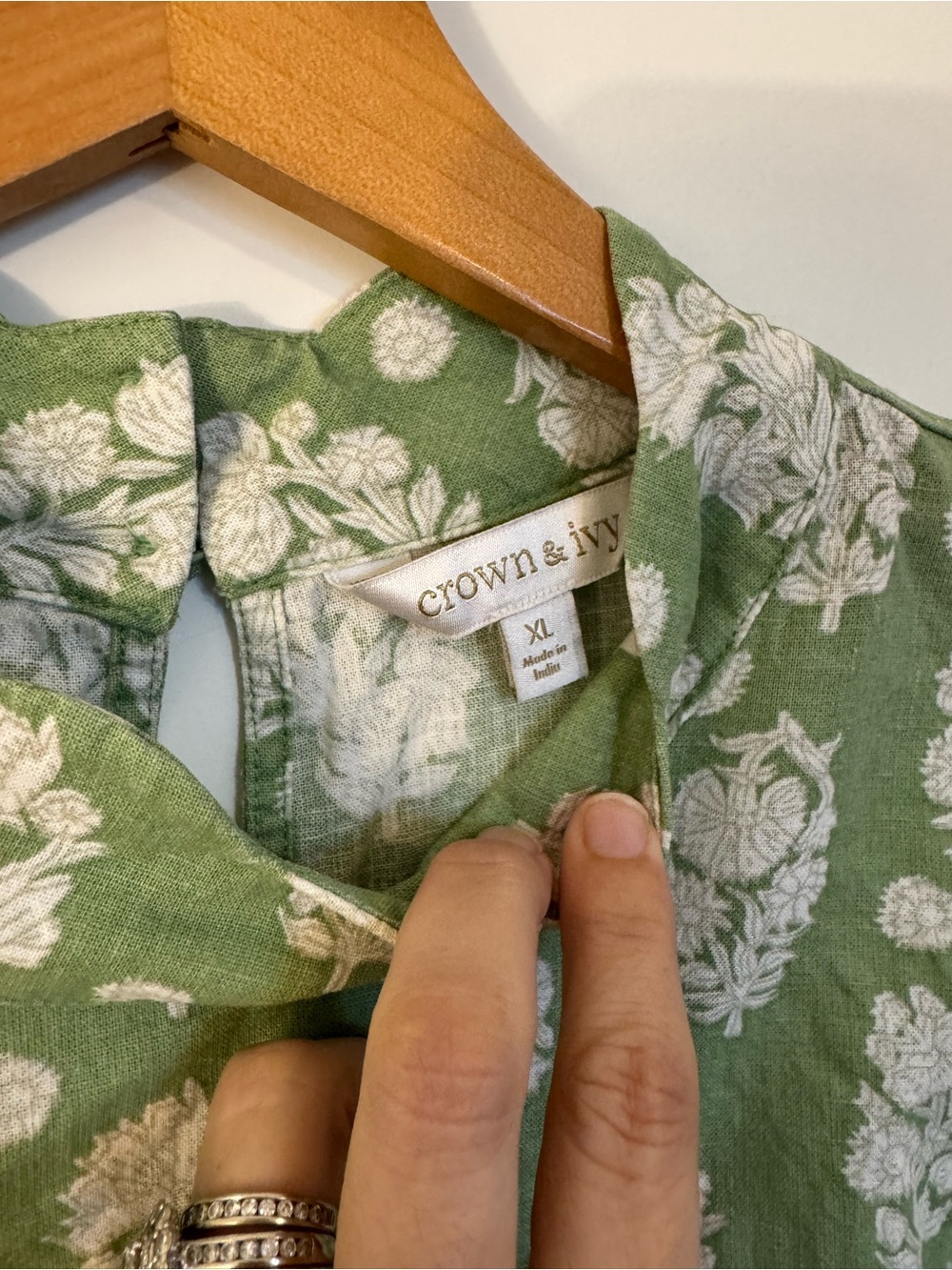 crown & ivy Green Floral Mock Neck Sleeveless Top - Picture 2 of 4